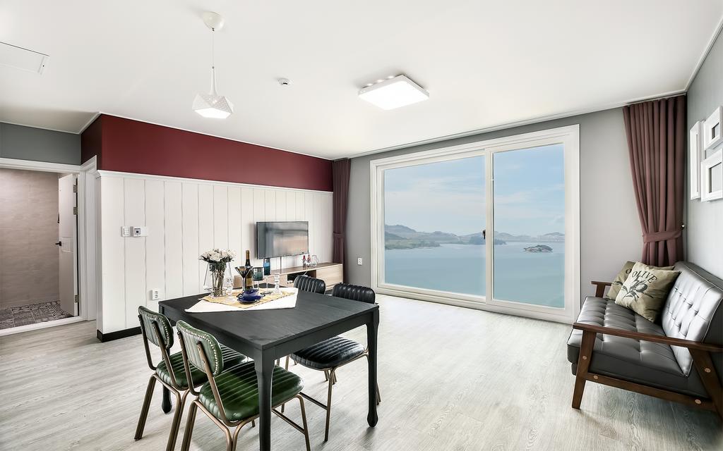 Yeosu Blooming Pension Exterior foto
